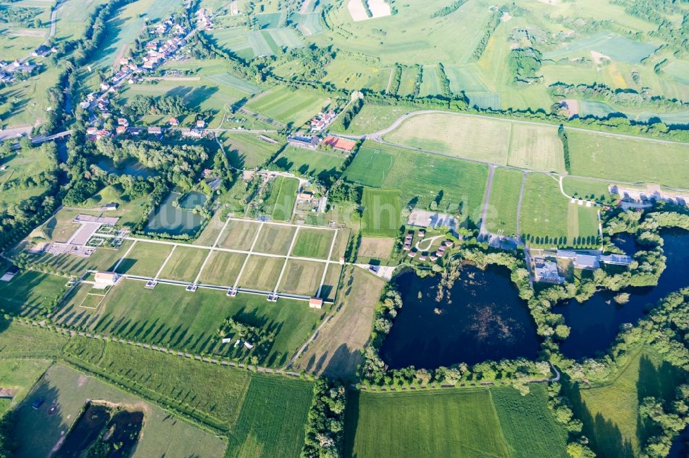 Reinheim aus der Vogelperspektive: Freilegung archäologischer Grabungsstätten aus der Römerzeit auf dem Gelände des Europäischen Kulturpark Bliesbruck-Reinheim. in Reinheim im Bundesland Saarland, Deutschland