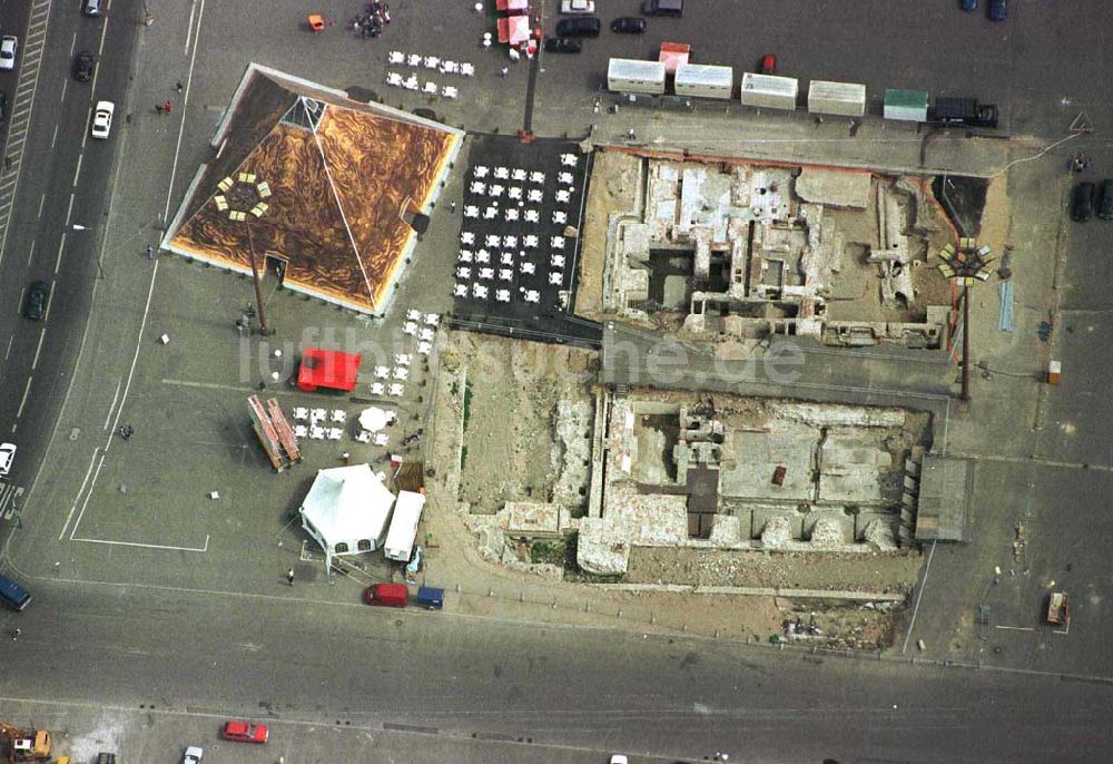 Berlin von oben - Freilegung der Schloßreste auf dem Berliner Schloßplatz