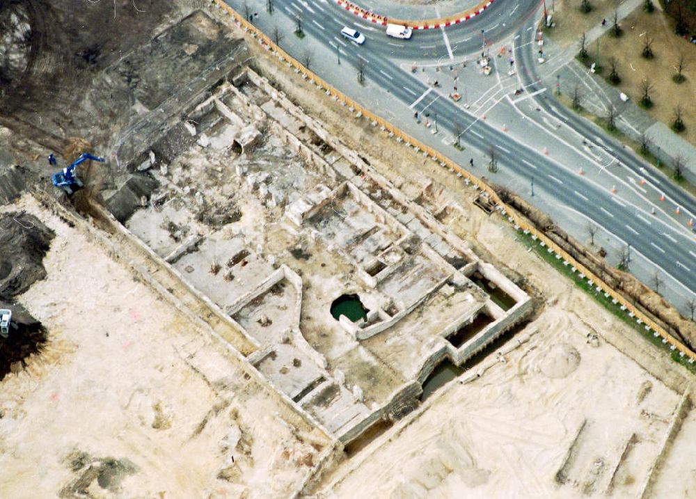 Berlin - Mitte aus der Vogelperspektive: Freilegungen des ehem. NS-Führerbunkers am ehem. Grenzstreifen zum Potsdamer Platz.