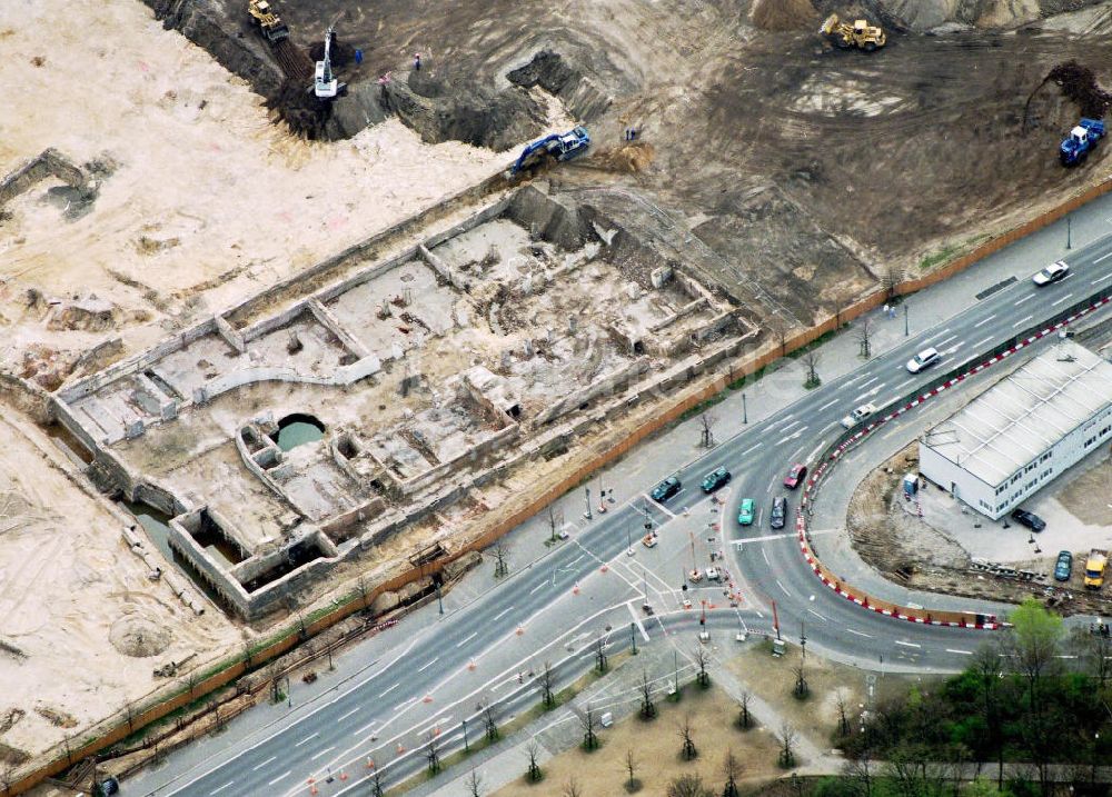 Luftbild Berlin - Mitte - Freilegungen der Reste des NS-Führerbunkers auf dem ehem. Grenzstreifen am Potsdamer Platz.