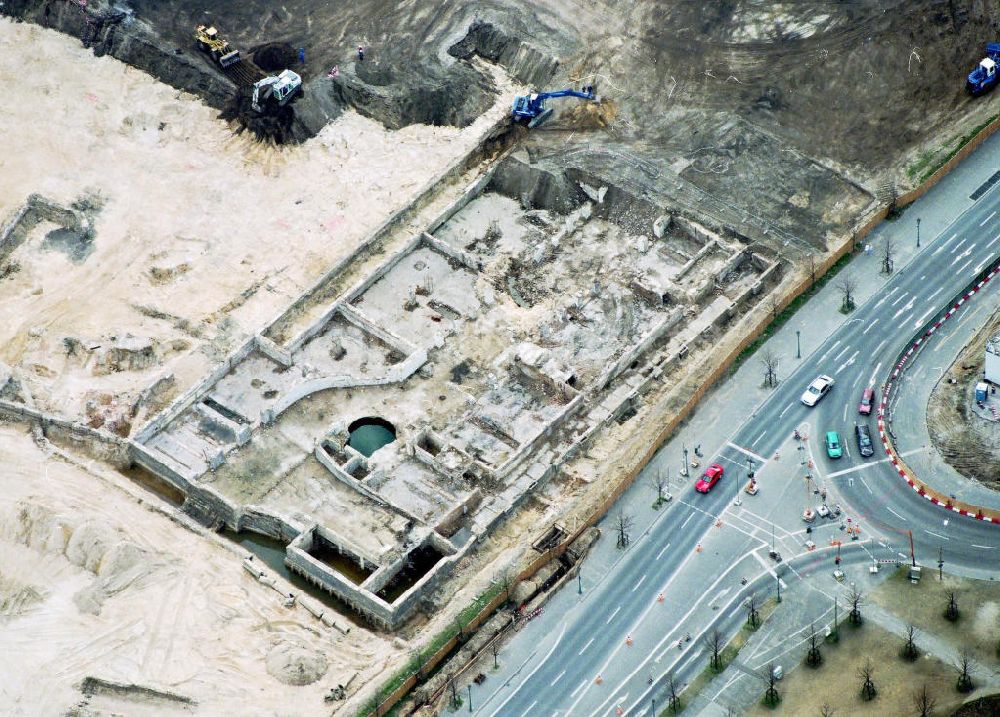 Luftaufnahme Berlin - Mitte - Freilegungen der Reste des NS-Führerbunkers auf dem ehem. Grenzstreifen am Potsdamer Platz.