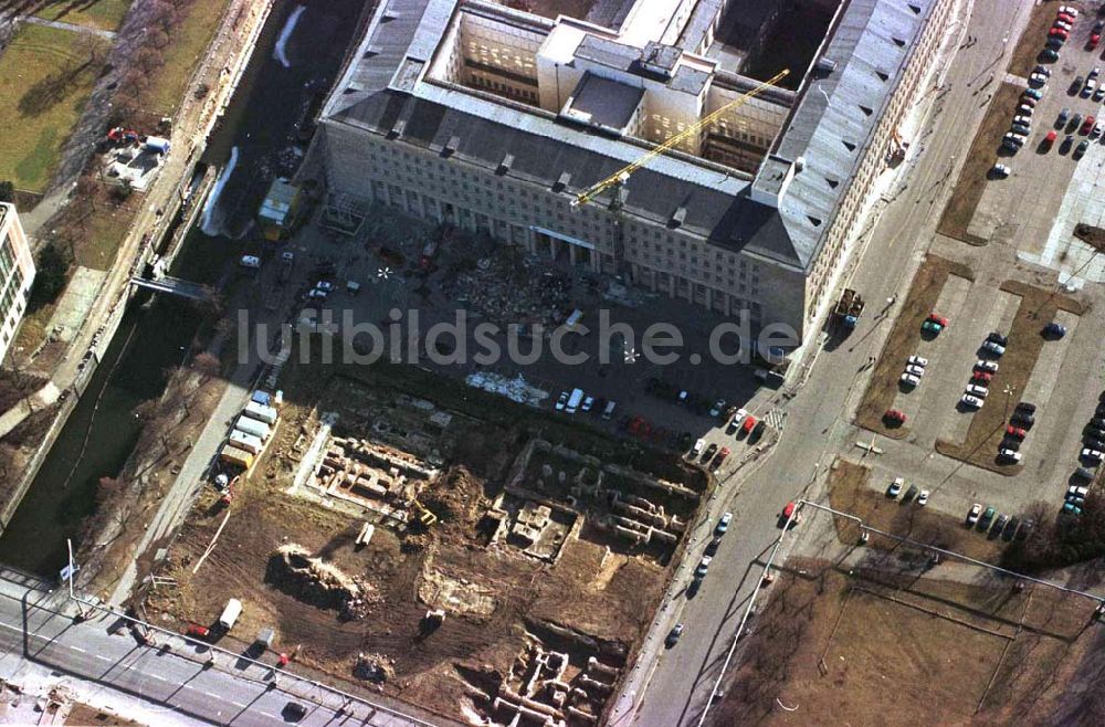 Berlin aus der Vogelperspektive: Freilegungsarbeiten vor dem ehem. ZK der SED in Berlin - Mitte / ZÜBLIN Spezialtiefbau