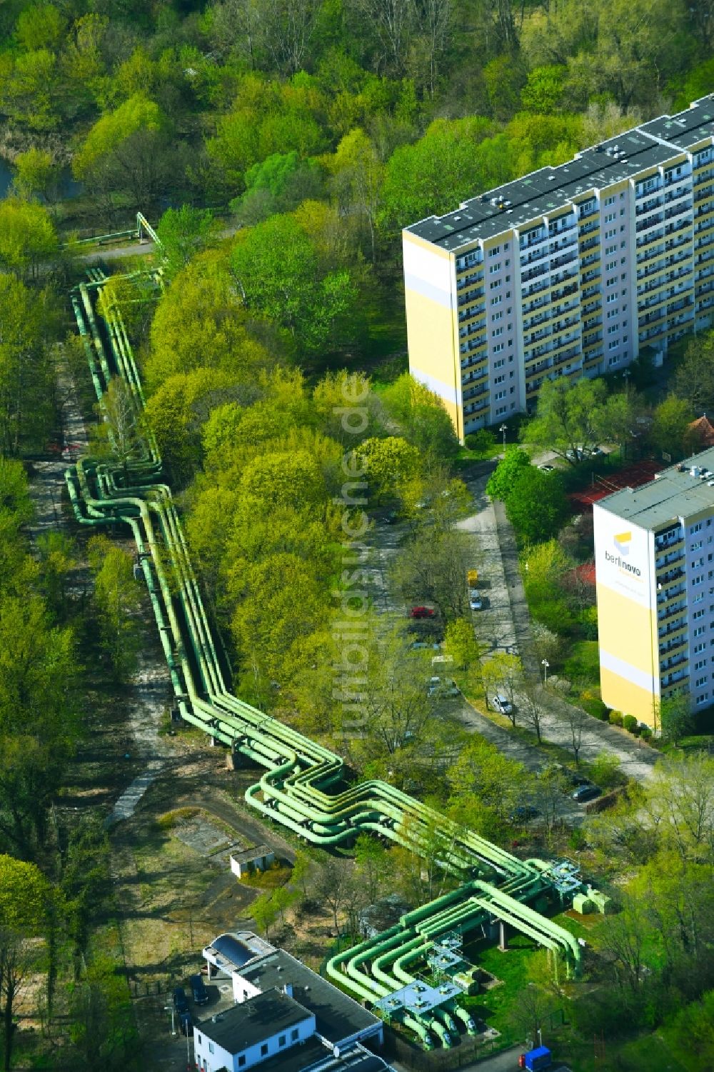 Luftaufnahme Berlin - Freileitungs- Rohre zur Fernwärme- Versorgung entlang der Rhinstraße im Ortsteil Lichtenberg in Berlin, Deutschland