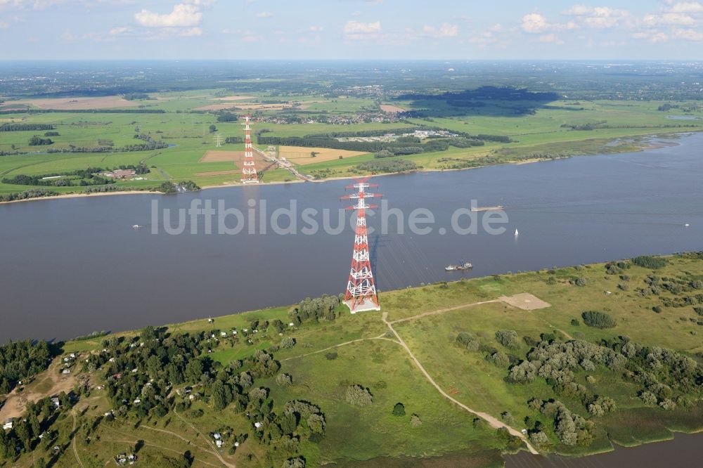 Steinkirchen aus der Vogelperspektive: Freileitungsmasten auf dem Lühesand in Steinkirchen im Bundesland Niedersachsen