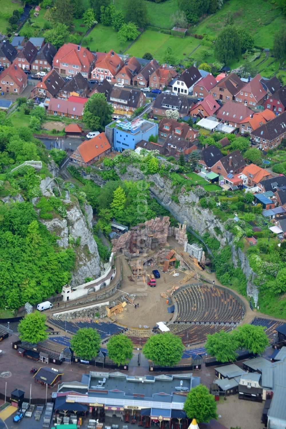 Bad Segeberg von oben - Freilicht- Bühne der Karl-May-Spiele der Kalkberg GmbH in Bad Segeberg im Bundesland Schleswig-Holstein