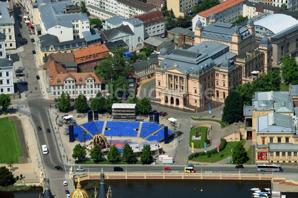 Schwerin von oben - Freilicht- Tribühne vor dem Gebäude des Konzerthauses und Theater- Schauspielhauses in Schwerin im Bundesland Mecklenburg-Vorpommern