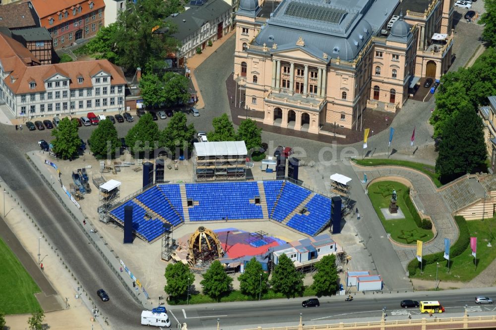 Schwerin aus der Vogelperspektive: Freilicht- Tribühne vor dem Gebäude des Konzerthauses und Theater- Schauspielhauses in Schwerin im Bundesland Mecklenburg-Vorpommern