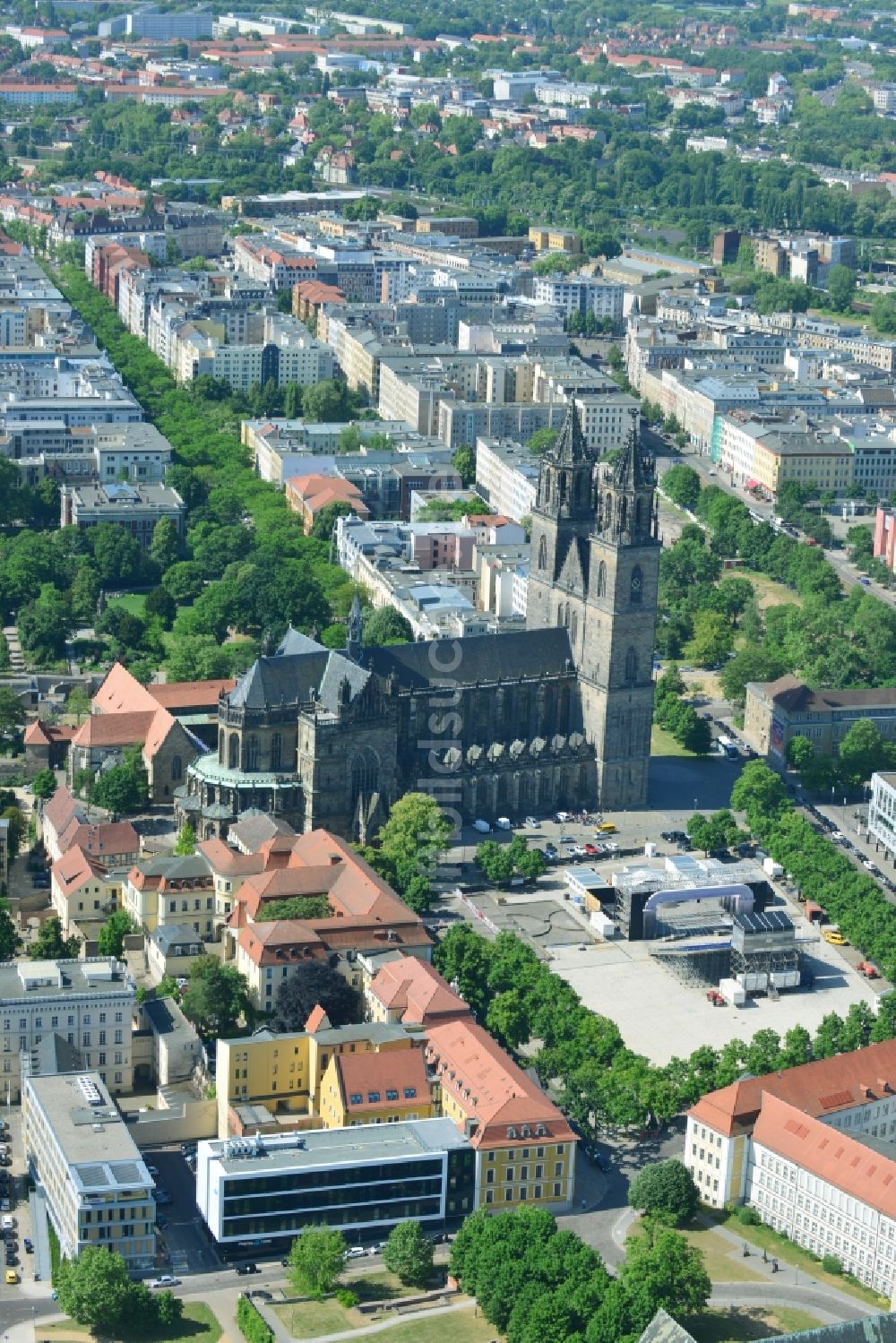 Magdeburg von oben - Freilichtbühne auf dem Domplatz für die The Rocky Horror Show der DomplatzOpenAir des Theater in Magdeburg im Bundesland Sachsen-Anhalt