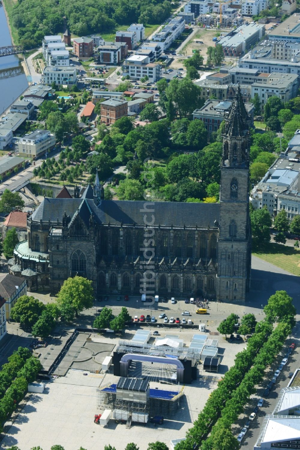 Luftbild Magdeburg - Freilichtbühne auf dem Domplatz für die The Rocky Horror Show der DomplatzOpenAir des Theater in Magdeburg im Bundesland Sachsen-Anhalt