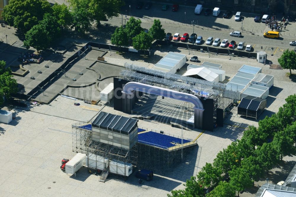 Magdeburg von oben - Freilichtbühne auf dem Domplatz für die The Rocky Horror Show der DomplatzOpenAir des Theater in Magdeburg im Bundesland Sachsen-Anhalt