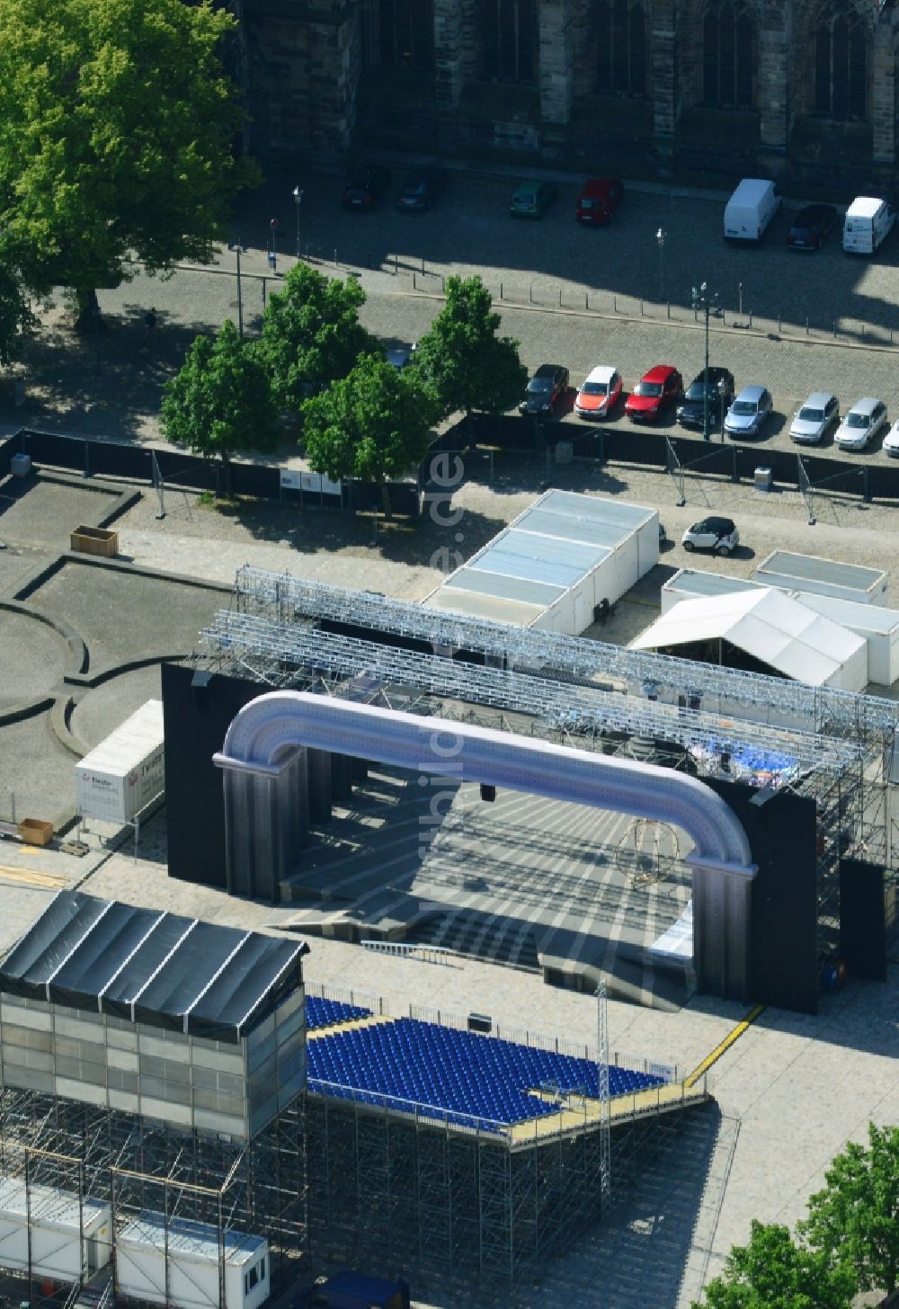 Magdeburg aus der Vogelperspektive: Freilichtbühne auf dem Domplatz für die The Rocky Horror Show der DomplatzOpenAir des Theater in Magdeburg im Bundesland Sachsen-Anhalt