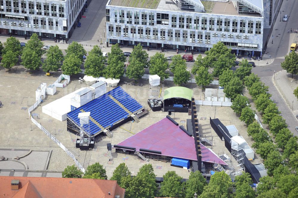 Magdeburg aus der Vogelperspektive: Freilichtbühne auf dem Magdeburger Domplatz