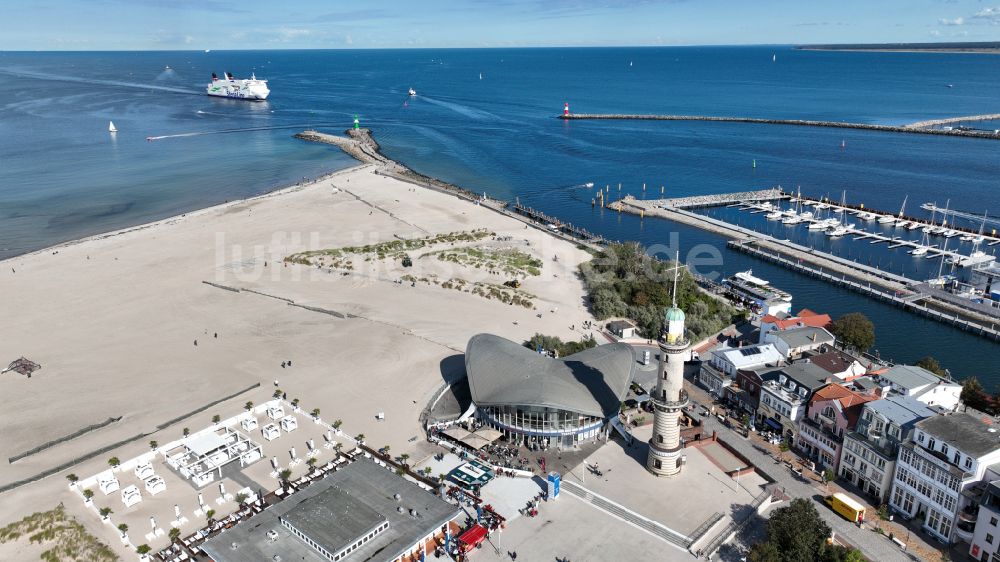 Rostock von oben - Freiluft- Gaststätten Gebäude - Ensemble Leuchtturm - Teepott im Ortsteil Warnemünde in Rostock im Bundesland Mecklenburg-Vorpommern, Deutschland