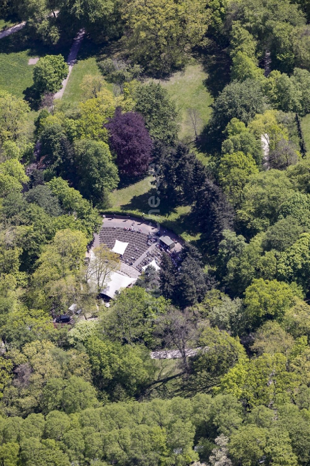 Luftaufnahme Berlin - Freiluftbühne Parkbühne Biesdorf im Schlosspark Biesdorf im Bezirk Marzahn-Hellersdorf in Berlin