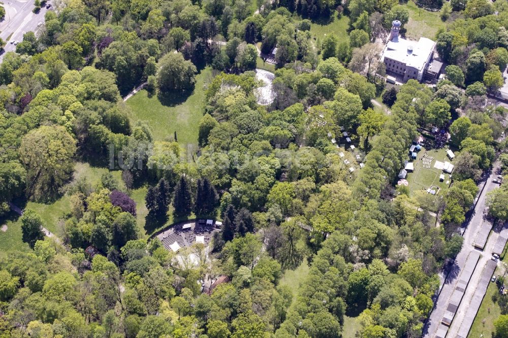 Luftbild Berlin - Freiluftbühne Parkbühne Biesdorf im Schlosspark Biesdorf im Bezirk Marzahn-Hellersdorf in Berlin