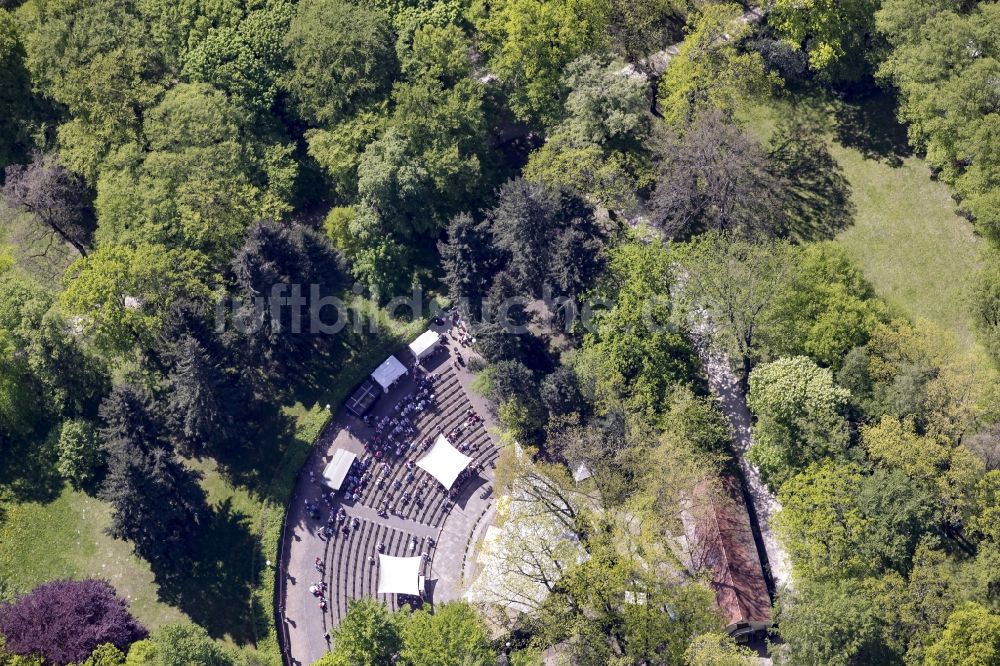 Berlin aus der Vogelperspektive: Freiluftbühne Parkbühne Biesdorf im Schlosspark Biesdorf im Bezirk Marzahn-Hellersdorf in Berlin