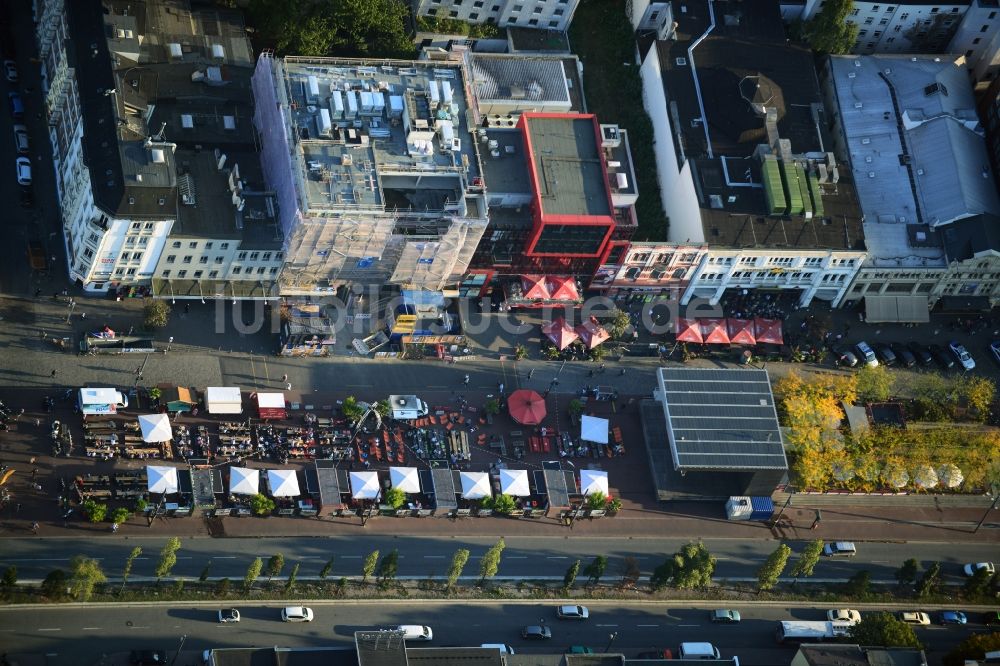 Hamburg von oben - Freiluftgaststätten auf dem Spielbudenplatz an der Reeperbahn in Hamburg