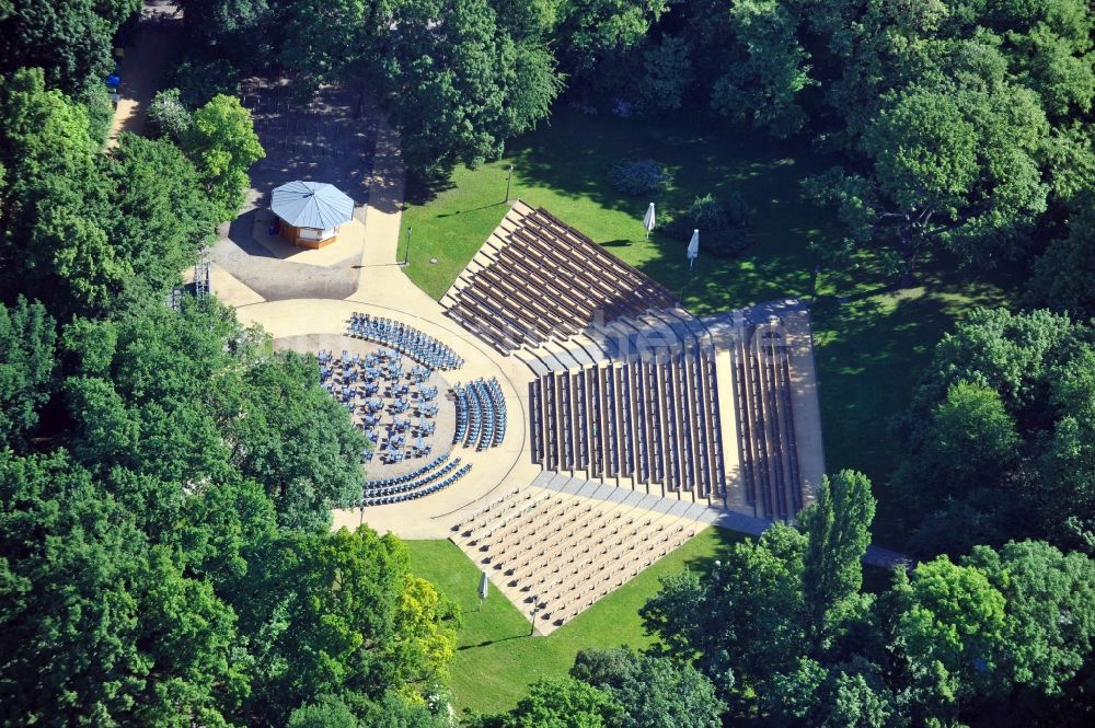 Luftbild Berlin - Freiluftkino im Volkspark Friedrichshain in Berlin