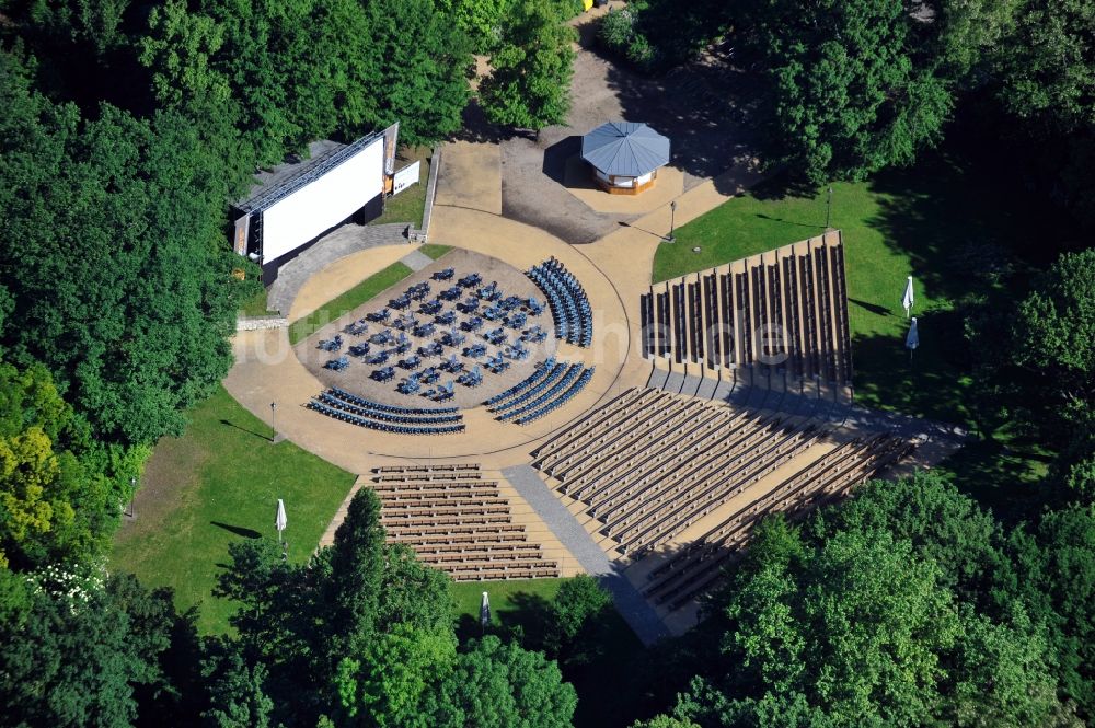 Luftaufnahme Berlin - Freiluftkino im Volkspark Friedrichshain in Berlin