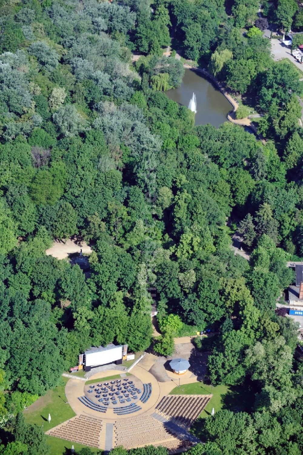 Berlin von oben - Freiluftkino im Volkspark Friedrichshain in Berlin