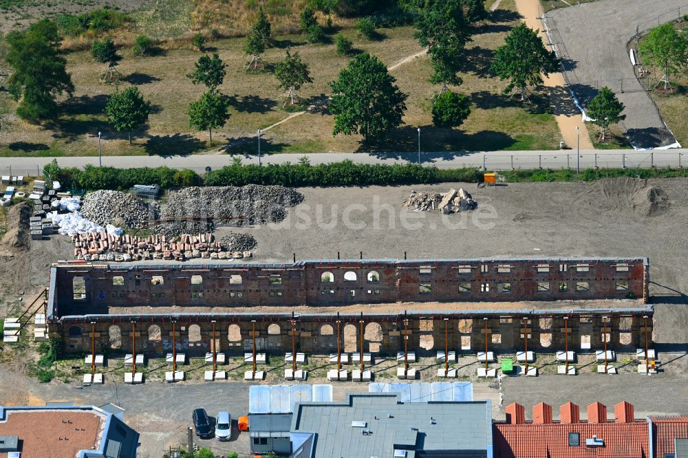 Luftbild Leipzig - Freistehende Fassade des entkernten Lokschuppen im Lene-Voigt-Park in Leipzig im Bundesland Sachsen, Deutschland