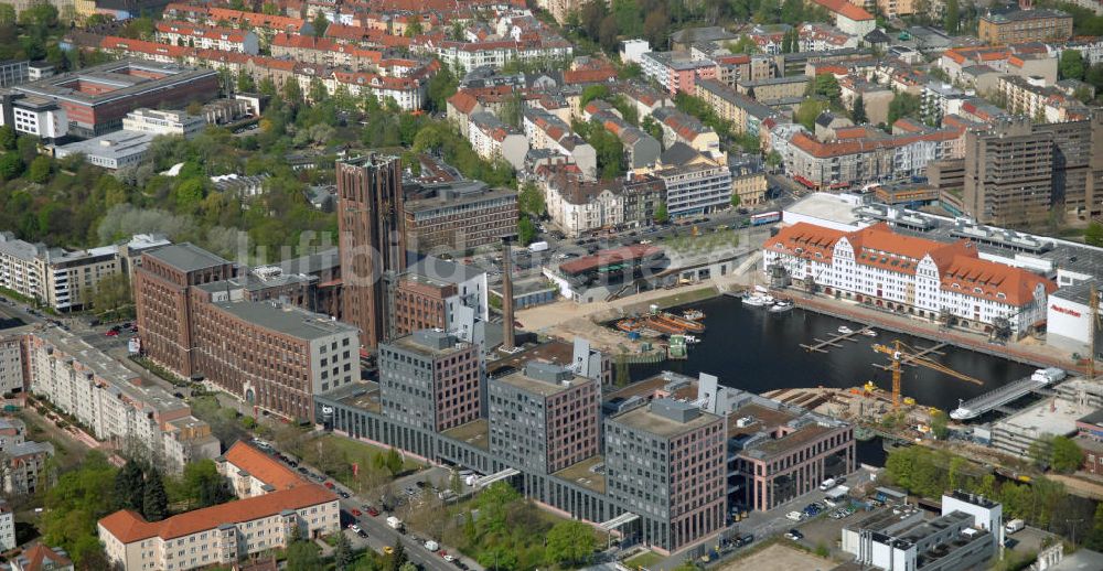 Berlin aus der Vogelperspektive: Freizeit- und Kulturzentrum Tempelhofer Hafen in Berlin nahe dem Ullsteinhaus