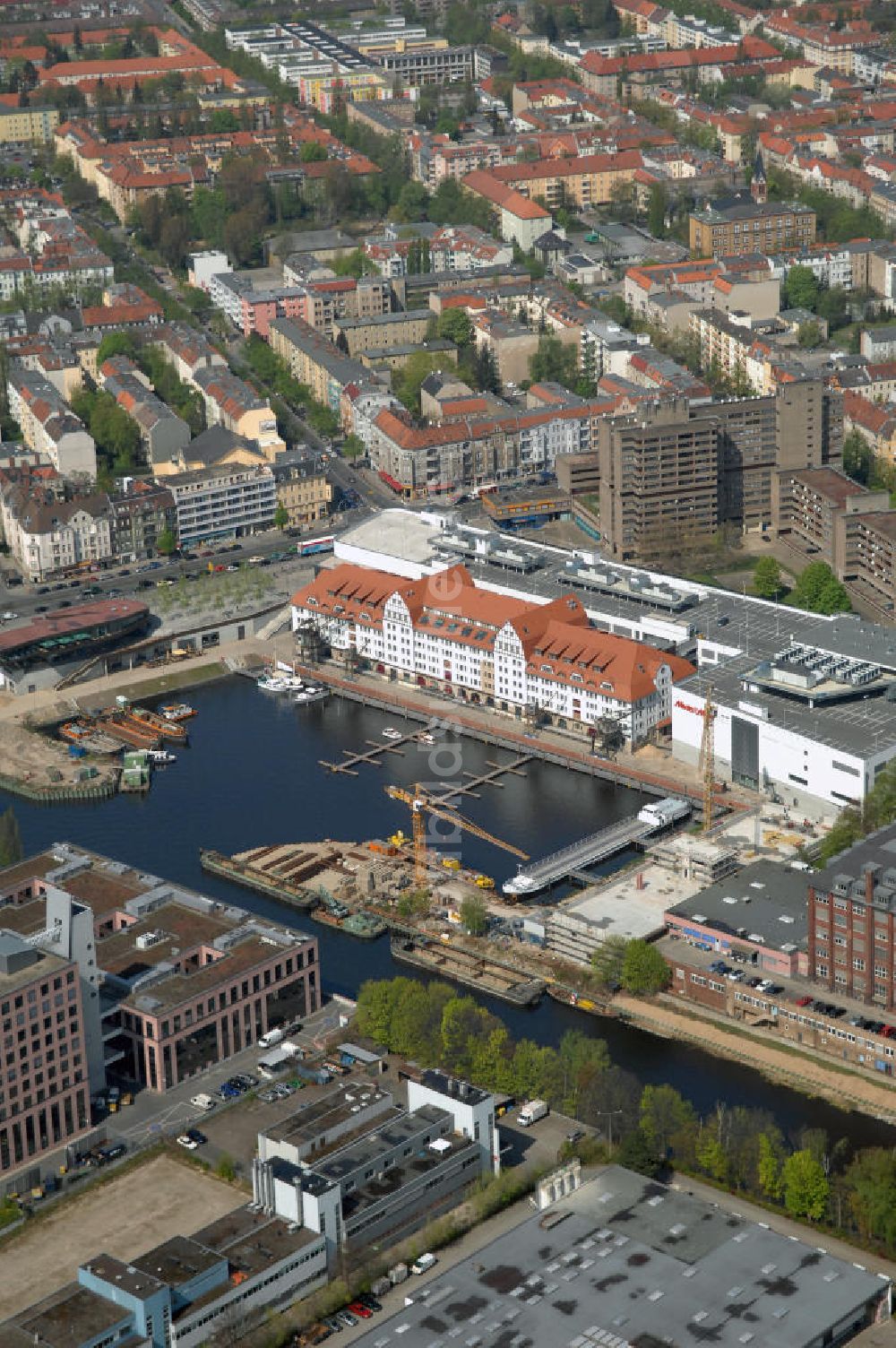 Luftaufnahme Berlin - Freizeit- und Kulturzentrum Tempelhofer Hafen in Berlin nahe dem Ullsteinhaus