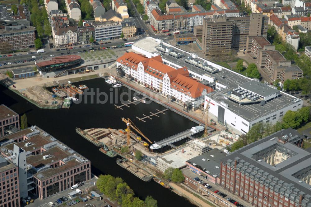 Berlin aus der Vogelperspektive: Freizeit- und Kulturzentrum Tempelhofer Hafen in Berlin nahe dem Ullsteinhaus