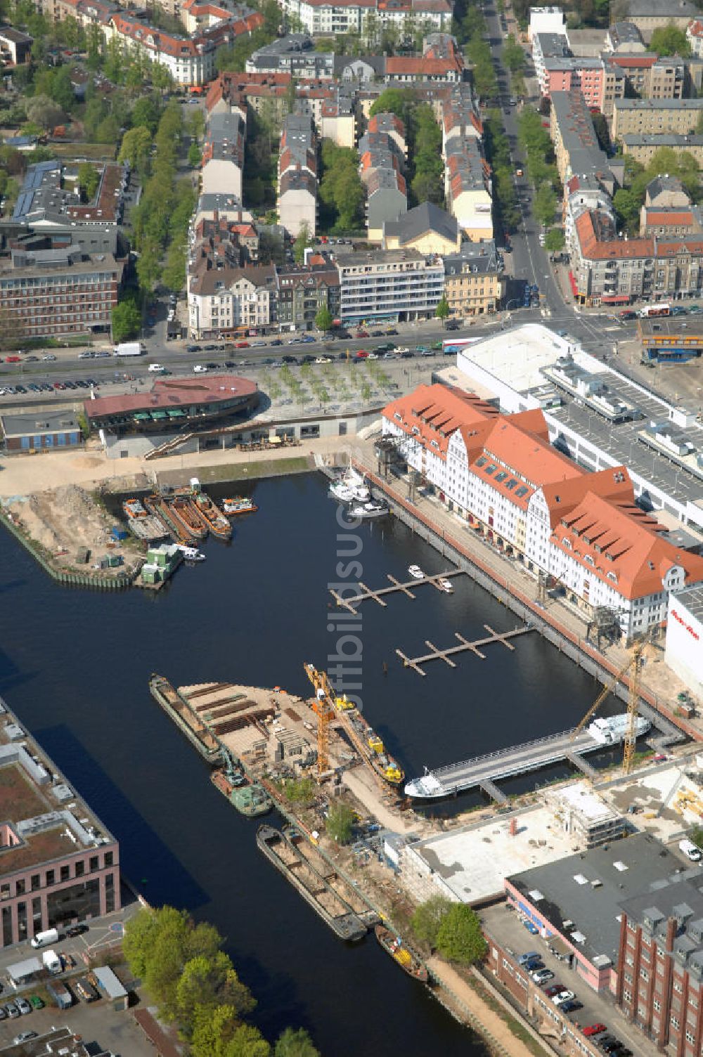 Luftbild Berlin - Freizeit- und Kulturzentrum Tempelhofer Hafen in Berlin nahe dem Ullsteinhaus