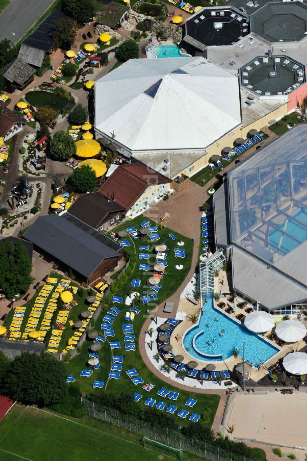 Stein aus der Vogelperspektive: Freizeitbad Kristall Palm Beach im bayerischen Stein