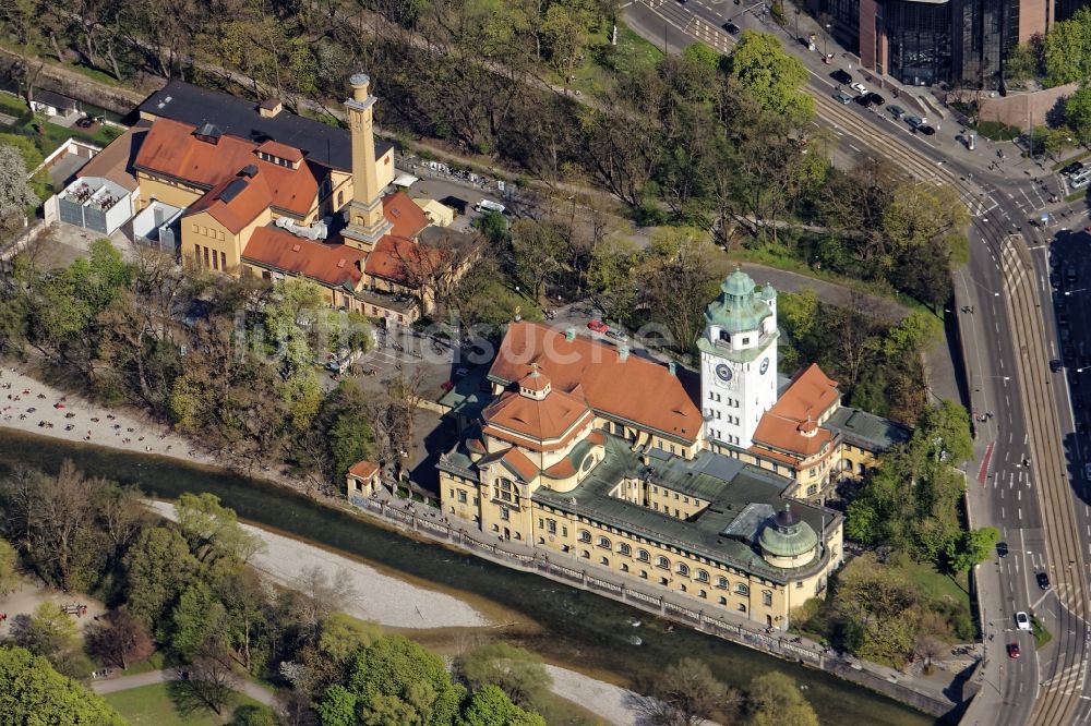 Luftbild München - Freizeiteinrichtung Müller'sches Volksbad an der Isar in München im Bundesland Bayern, Deutschland