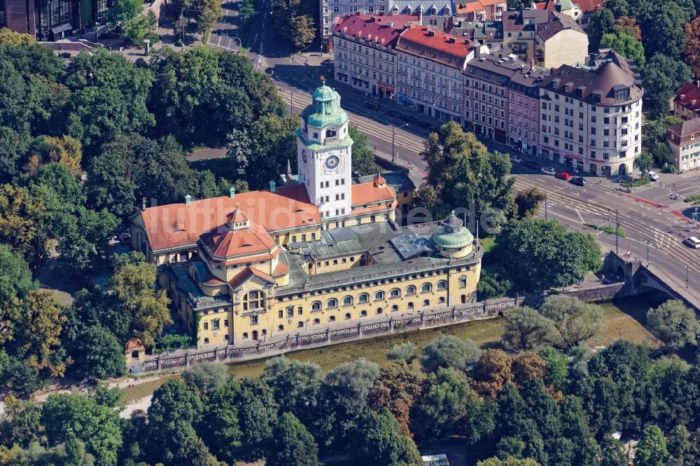 Luftaufnahme München - Freizeiteinrichtung Müller'sches Volksbad an der Isar in München im Bundesland Bayern, Deutschland