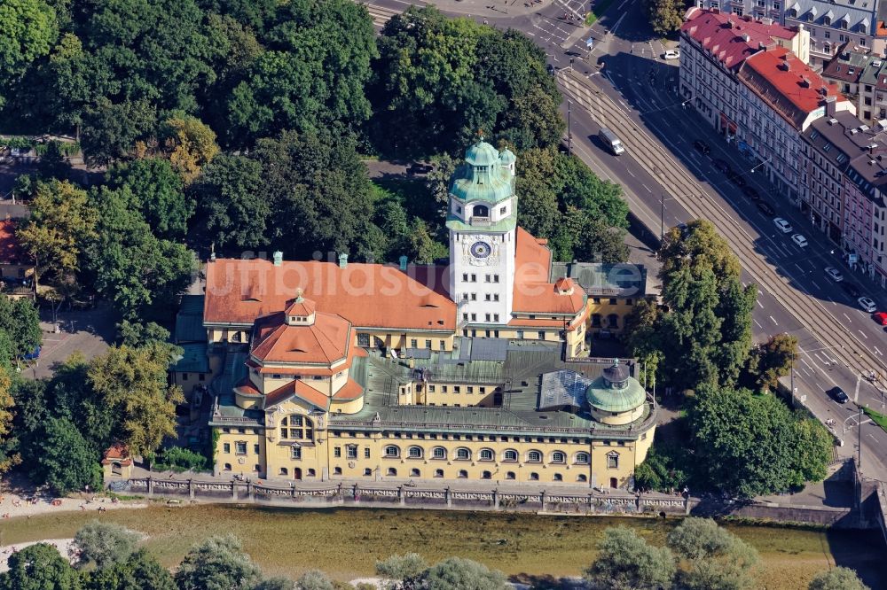 München von oben - Freizeiteinrichtung Müller'sches Volksbad an der Isar in München im Bundesland Bayern, Deutschland