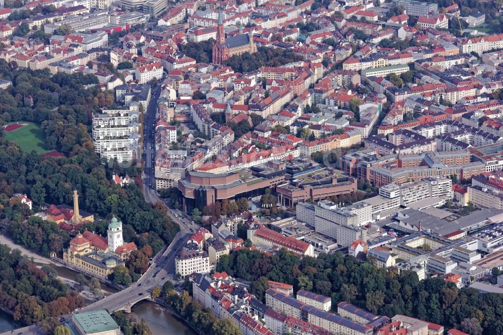 München aus der Vogelperspektive: Freizeiteinrichtung Müller'sches Volksbad an der Isar in München im Bundesland Bayern, Deutschland