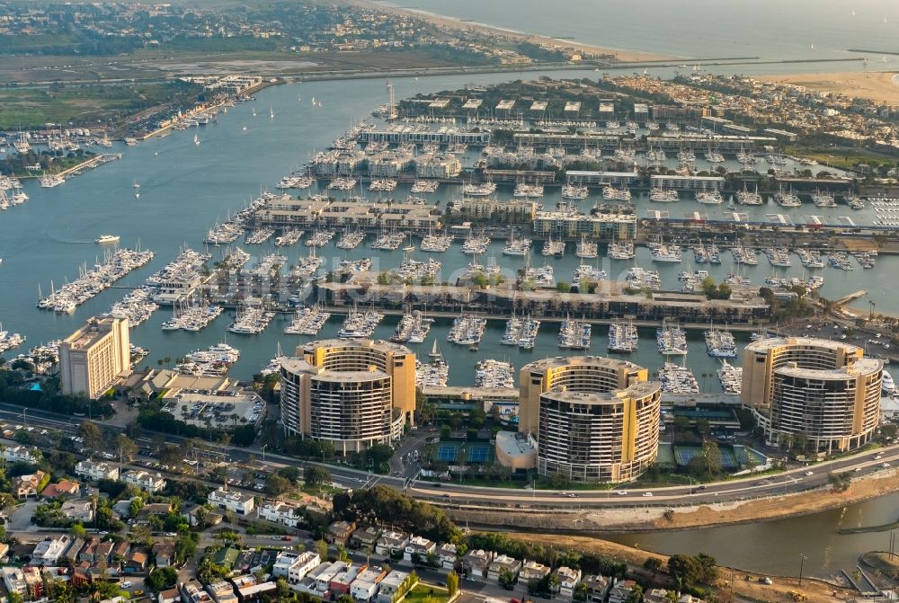 Luftaufnahme Marina del Rey - Freizeithafen und Yachthafen mit Bootsliegeplätzen und einem Hochhauskomplex in Marina del Rey in Kalifornien, USA