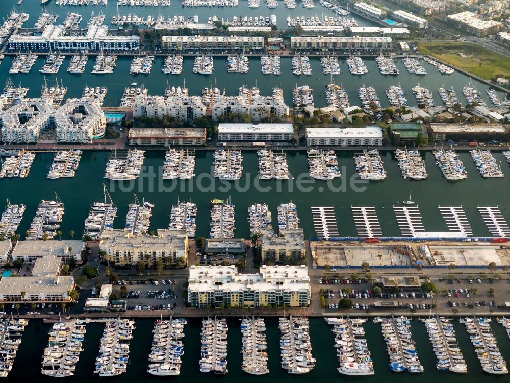 Luftaufnahme Marina del Rey - Freizeithafen und Yachthafen mit Bootsliegeplätzen in Marina del Rey in Kalifornien, USA