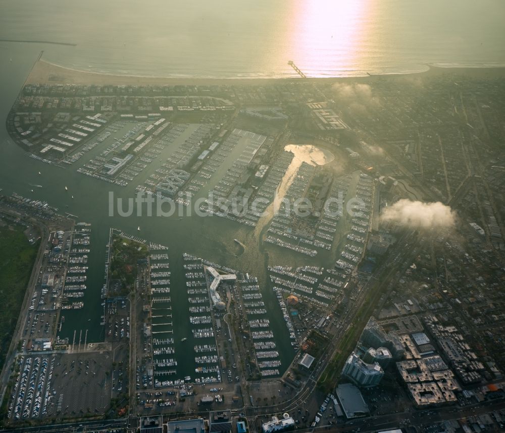 Luftbild Marina del Rey - Freizeithafen und Yachthafen mit Bootsliegeplätzen in tiefstehender Sonne in Marina del Rey in Kalifornien, USA