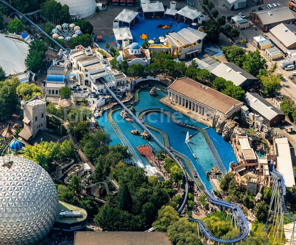 Rust aus der Vogelperspektive: Freizeitpark Europapark und die Attraktion Tiroler Wildwasserbahn in Rust im Bundesland Baden-Württemberg, Deutschland