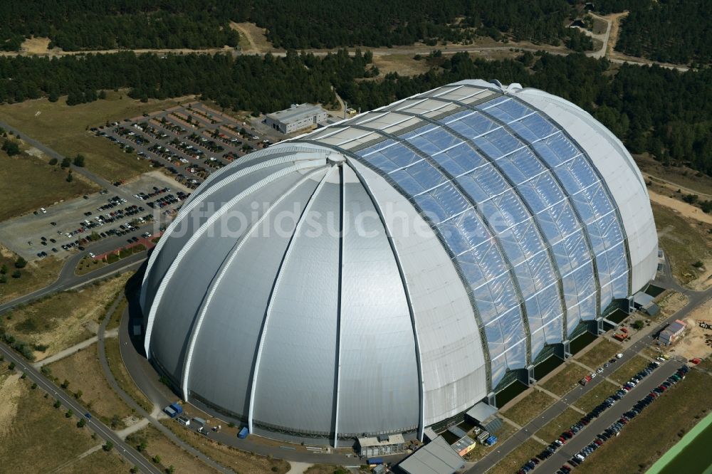 Halbe von oben - Freizeitpark Halle Tropical Islands in der ehemaligen Chargolifterhalle in Krausnick / Halbe im Bundesland Brandenburg