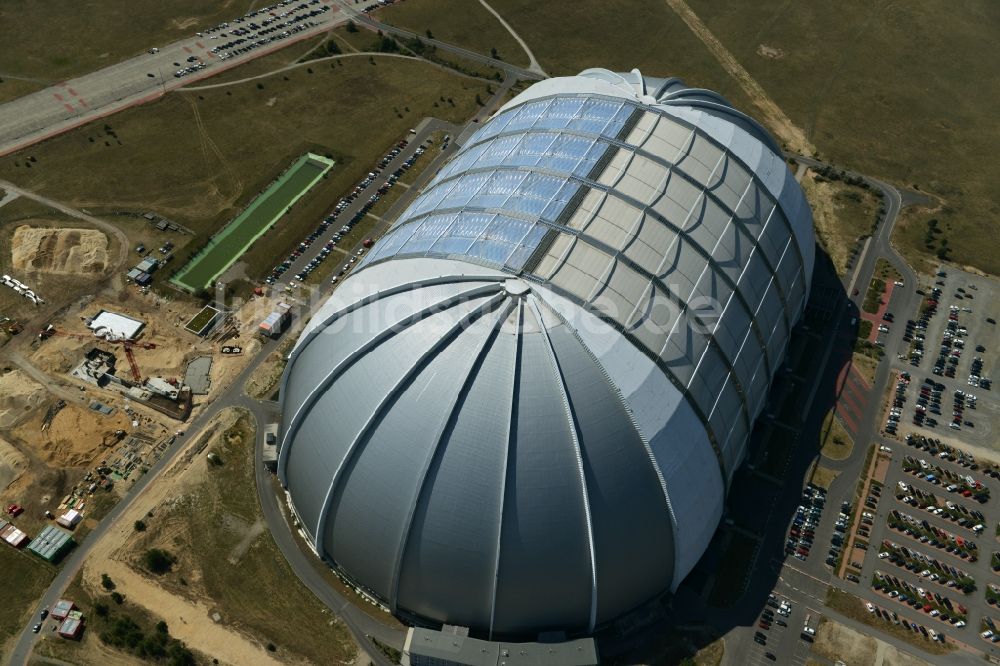 Halbe aus der Vogelperspektive: Freizeitpark Halle Tropical Islands in der ehemaligen Chargolifterhalle in Krausnick / Halbe im Bundesland Brandenburg