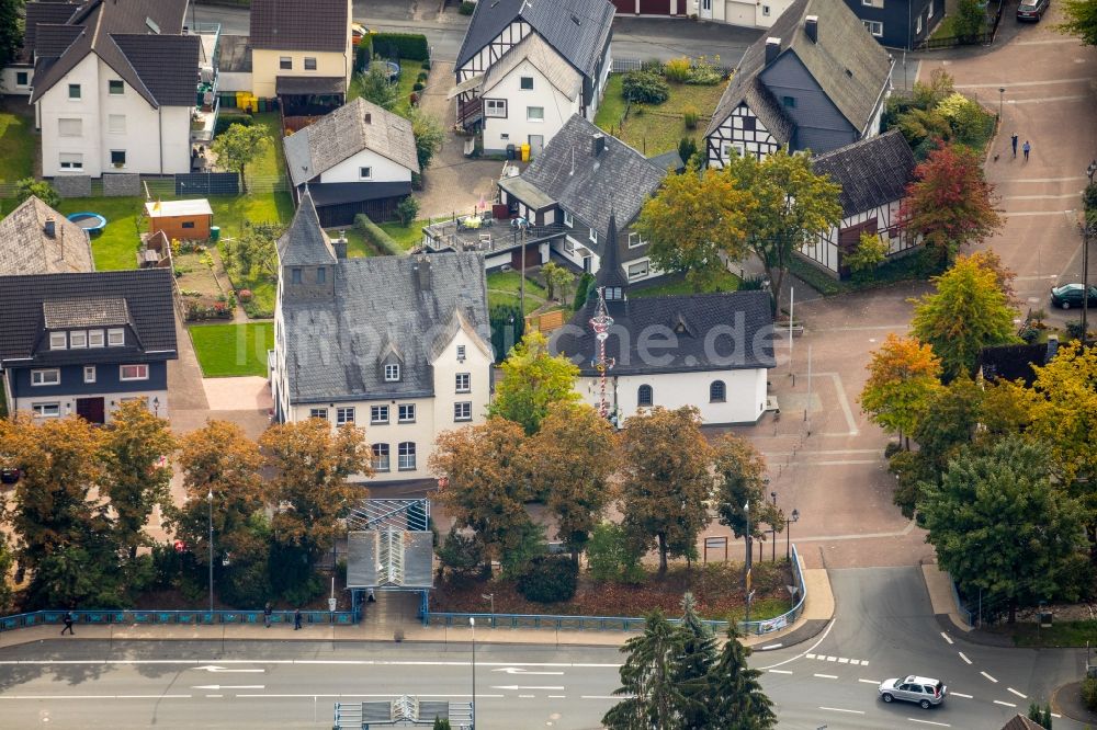 Netphen von oben - Freizeitzentrum Altes Feuerwehrhaus am Sankt-Peters-Platz in Netphen im Bundesland Nordrhein-Westfalen, Deutschland