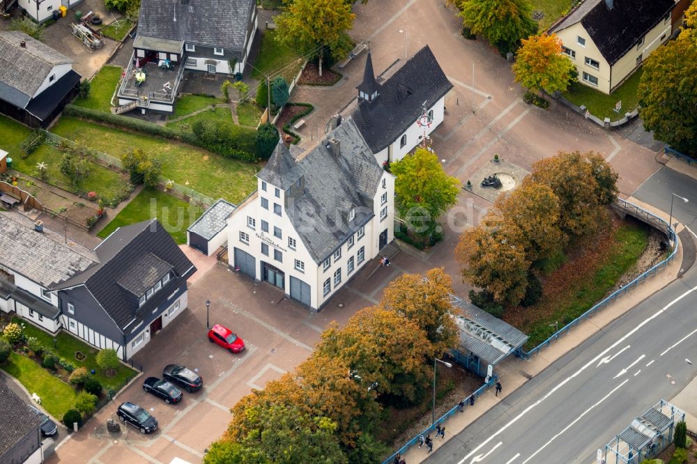 Netphen aus der Vogelperspektive: Freizeitzentrum Altes Feuerwehrhaus am Sankt-Peters-Platz in Netphen im Bundesland Nordrhein-Westfalen, Deutschland