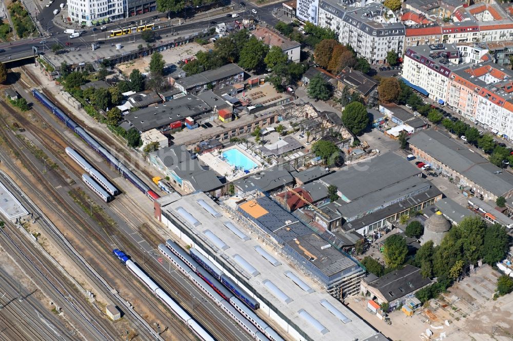 Luftaufnahme Berlin - Freizeitzentrum Haubentaucher an der Revaler Straße im Ortsteil Friedrichshain in Berlin, Deutschland