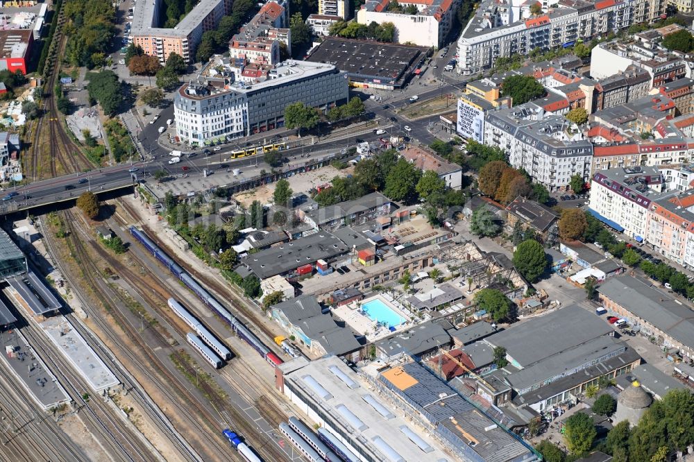 Berlin von oben - Freizeitzentrum Haubentaucher an der Revaler Straße im Ortsteil Friedrichshain in Berlin, Deutschland