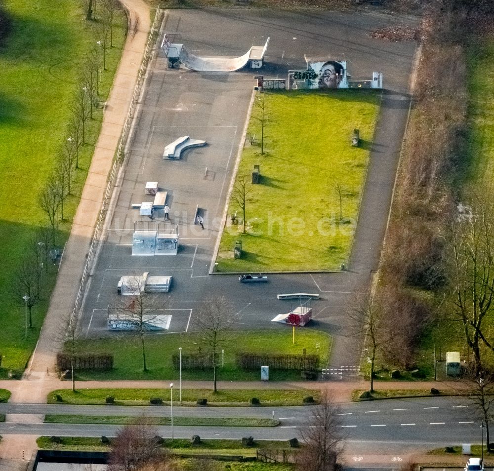 Herne aus der Vogelperspektive: Freizeitzentrum Hibernia Skatepark an der Koniner Straße in Herne im Bundesland Nordrhein-Westfalen, Deutschland