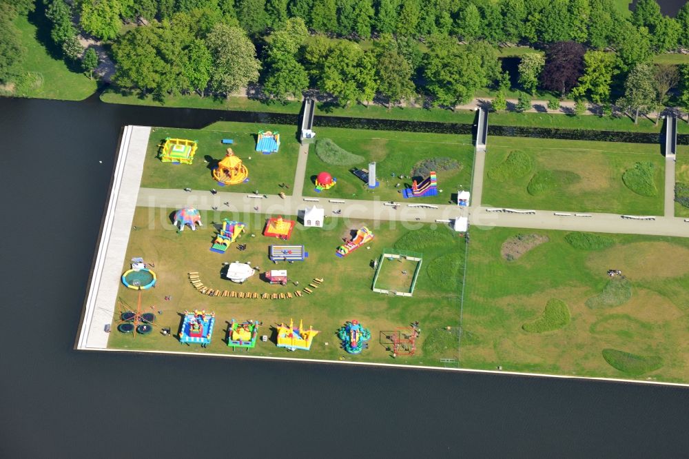 Schwerin aus der Vogelperspektive: Freizeitzentrum einer Hüpfburg- Landschaft am Ufer des Burgsees in Schwerin im Bundesland Mecklenburg-Vorpommern