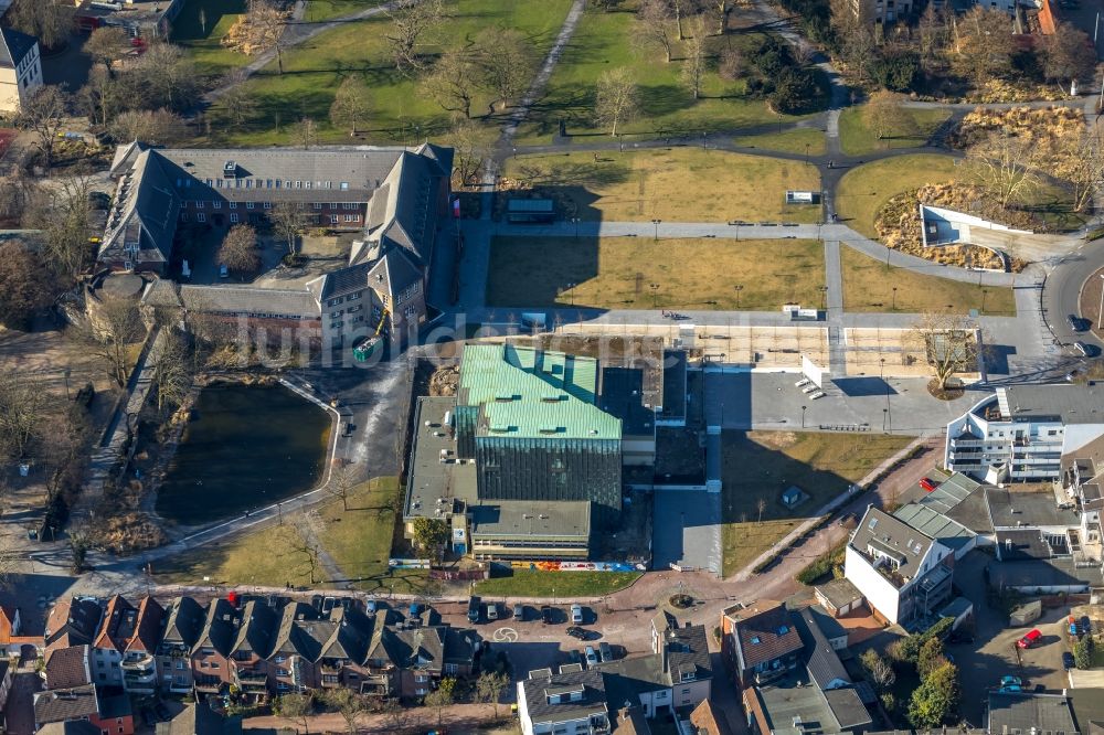 Luftbild Dinslaken - Freizeitzentrum - Kino - Gebäude und die Burg Dinslaken in Dinslaken im Bundesland Nordrhein-Westfalen - NRW, Deutschland