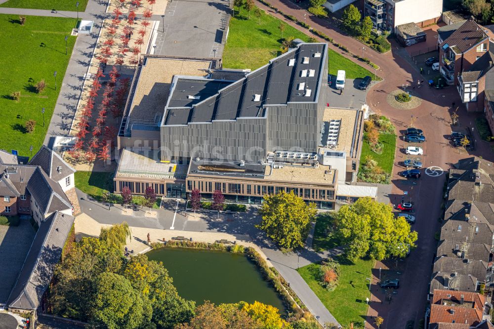 Dinslaken von oben - Freizeitzentrum - Kino - Gebäude in Dinslaken im Bundesland Nordrhein-Westfalen - NRW, Deutschland