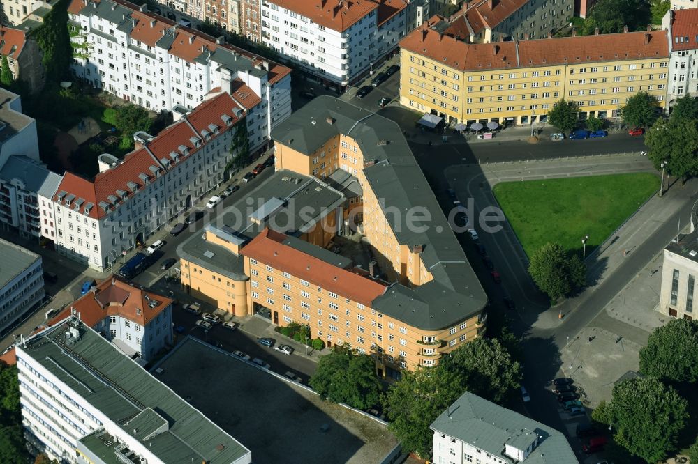 Berlin aus der Vogelperspektive: Freizeitzentrum - Kino - Gebäude an der Rosa-Luxemburg-Straße - Hirtenstraße - Kleine Alexanderstraße - Weydingerstraße in Berlin, Deutschland