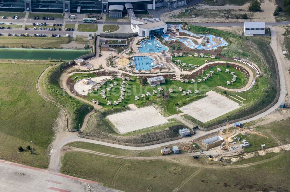 Krausnick-Groß Wasserburg aus der Vogelperspektive: Freizeitzentrum Tropical Islands in Krausnick-Groß Wasserburg im Bundesland Brandenburg